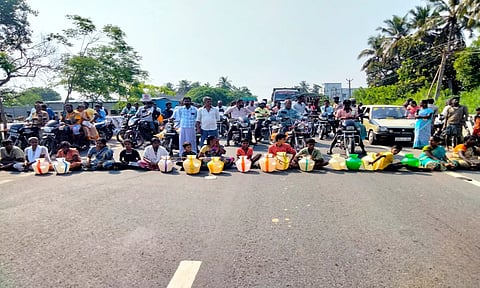 காலி குடங்களுடன் சாலை மறியலில் ஈடுபட்ட பொதுமக்கள்.