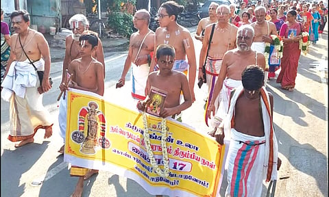 அரங்கன் அடியார்கள் பெருமாள் நாம சங்கீர்த்தனம் பாடியபடி வீதி உலா வந்த போது எடுத்த படம்.