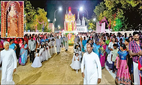 தேர்பவனி நடந்த போது எடுத்த படம். ( உள்படம்: தேரில் எழுந்தருளிய ஆரோக்கியமாதா).