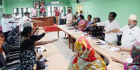 கீழக்கரை நகராட்சி கூட்டத்தில் நகராட்சி தலைவர் செஹானஸ் ஆபிதா தலைமையில் போதைப்பொருள் தடுப்பு உறுதிமொழி எடுக்கப்பட்டது.