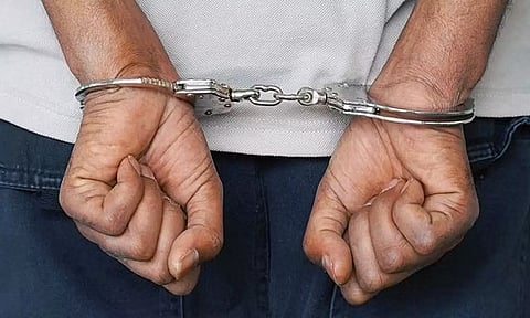 அனுமதியின்றி புகையிலை பொருட்களை விற்ற வாலிபர் கைது