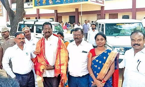 பள்ளி தலைமை ஆசிரியருக்கு மாவட்ட கலெக்டர் மகாபாரதி வாழ்த்து தெரிவித்தார்.