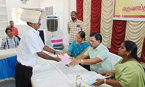 30 ஆண்டுகள் கொடுத்த 500 மனுக்களை சுமந்து வந்ததால் ஜமாபந்தியில் பரபரப்பு