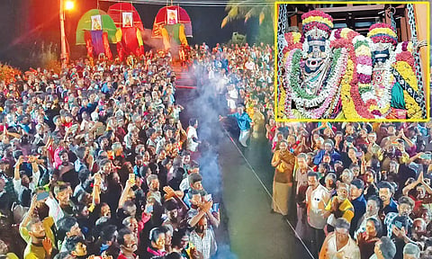 திருவதிகை வீரட்டானேஸ்வரர் கோவிலில் திரிபுர சம்ஹாரம் ஐதீக நிகழ்ச்சி நடந்தது. இதில் ஆயிரக்கணக்கான 
