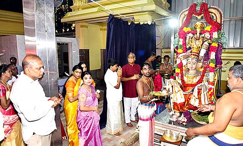  சீனிவாச பெருமாள் எழுந்தருளி பக்தர்களுக்கு காட்சி.