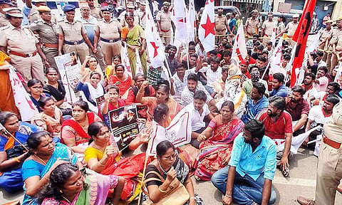 மதுரை ரெயில் நிலையம் முன்பு போராட்டத்தில் ஈடுபட்டவர்களை படத்தில் காணலாம்.