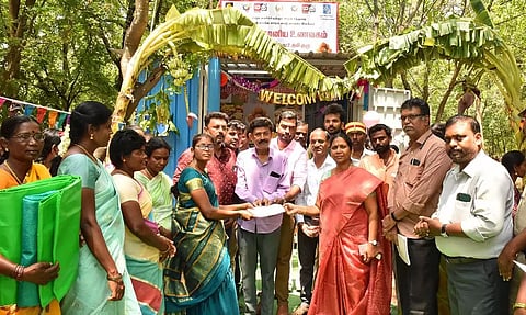 தருமபுரி அரசு கலைக் கல்லூரியில் மகளிர் சுய உதவி குழுக்களின் சிறுதானிய உணவகத்தினை கலெக்டர் சாந்தி தொடங்கி வைத்து, பயனாளிகளுக்கு அரசு நலத்திட்ட உதவிகளை வழங்கினார்.