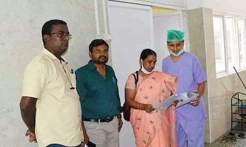 தனியார் ஆஸ்பத்திரியில் மருத்துவ குழுவினர் ஆய்வு செய்த காட்சி. 