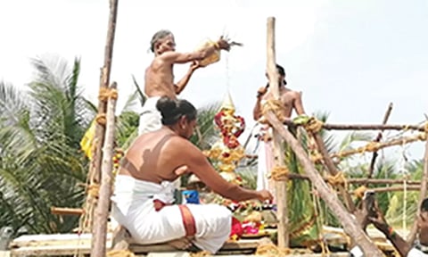  கோபுர கலசத்தில் புனிதநீர் ஊற்றி கும்பாபிஷேகம் நடந்தது.