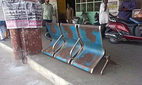 பழுதடைந்துள்ள நாற்காலிகளை படத்தில் காணலாம். 