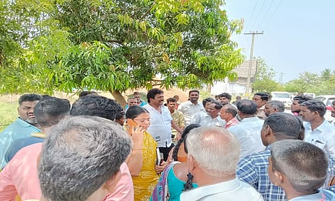 அண்ணா கிராமம் ஒன்றிய தி.மு.க. செயலாளர் வெங்கட்ராமன் அதிகாரிகளுடன் பேச்சுவார்த்தை நடத்திய காட்சி.