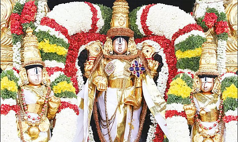 உற்சவர்களான ஸ்ரீதேவி, பூதேவி, மலையப்பசாமி தங்க கவசத்தில் பக்தர்களுக்கு அருள்பாலித்த காட்சி.
