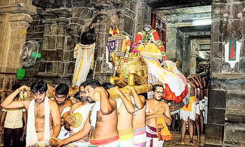 ஸ்ரீரங்கம் கோவிலில் வசந்த உற்சவம் நிறைவு-தங்கக்குதிரை வாகனத்தில் எழுந்தருளிய நம்பெருமாள் சந்திரபுஷ்கரணியில் தீர்த்தவாரி கண்டருளினார்