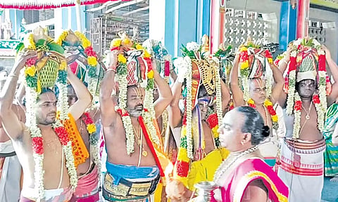 பாலாலய விழாவுக்காக புனிதநீர் அடங்கிய கடங்கள் புறப்பாடு நடந்தது.