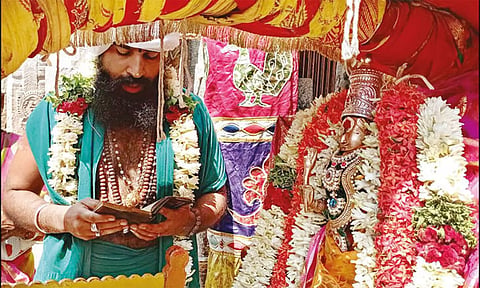பழனி பெரியநாயகி அம்மன் கோவிலில் தெய்வானை அம்மனிடம் திருஊடல் நிகழ்ச்சி நடந்தபோது எடுத்த படம்.