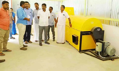 வளா்ச்சித் திட்டப் பணிகளை கலெக்டர் தா.கிறிஸ்துராஜ் நேரில் பாா்வையிட்டு ஆய்வு செய்த காட்சி.
