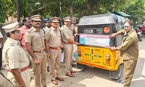 கடலூரில் மாவட்ட போலீஸ் சூப்பிரண்டு ராஜாராம் இணையவழி குற்றங்களை தடுக்கும் விதமாக ஆட்டோவில் விழிப்புணர்வு பதாகைகளை ஒட்டி தொடங்கி வைத்தார். 