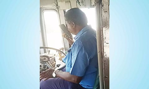 செல்போன் பேசியபடி அரசு பஸ் ஓட்டிய டிரைவர்