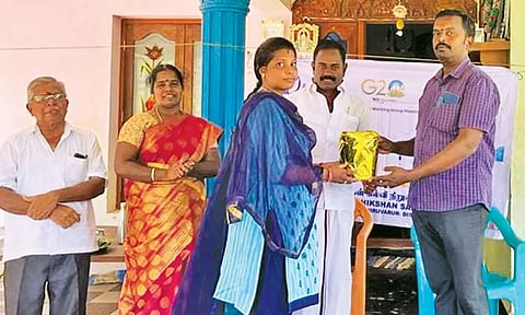 ரங்கோலி போட்டியில் வெற்றி பெற்றவர்களுக்கு பரிசு வழங்கப்பட்டது. 