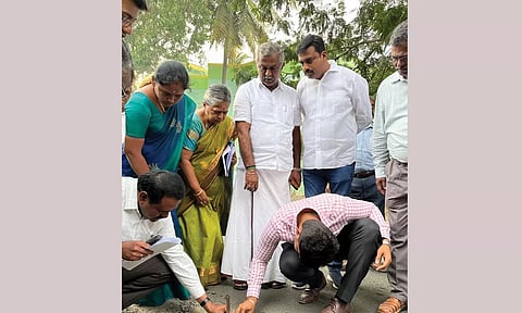 கோவையில் 22-வது வார்டுக்கு உட்பட்ட குமுதம் நகரில் தார்சாலை பணிகள்