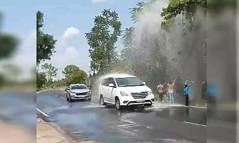 நீர்வீழ்ச்சி போல தண்ணீர் வெளியேறிய காட்சி. 