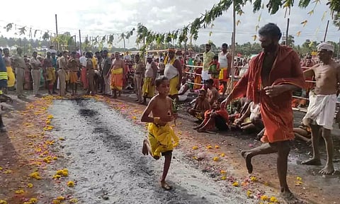 குண்டம் இறங்குதல் நிகழ்ச்சி நடைபெற்ற காட்சி.