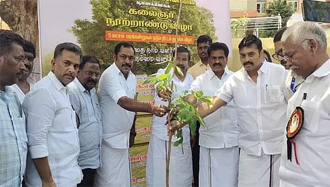 மரக்கன்று நடுதலை அமைச்சர் கே.என்.நேரு தொடங்கிவைத்த காட்சி. அருகில் அமைச்சர் மதிவேந்தன், ஈஸ்வரன் எம்.எல்.ஏ. மதுராசெந்தில் மற்றும் பலர் உள்ளனர். 