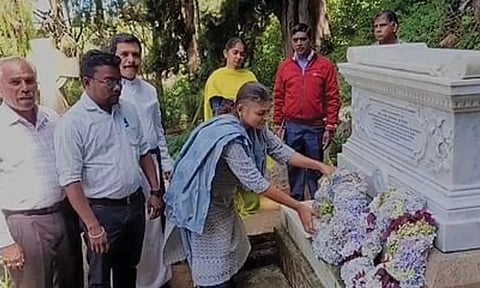 ஊட்டியில் மெக்ஐவரின் 147-வது நினைவு தினத்தையொட்டி மலா் வளையம் வைத்து அஞ்சலி