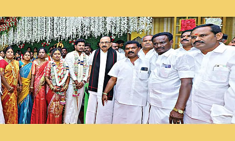 மணமக்களை ம.தி.மு.க. ெபாதுச்செயலாளர் வைகோ வாழ்த்தியபோது எடுத்த படம்.