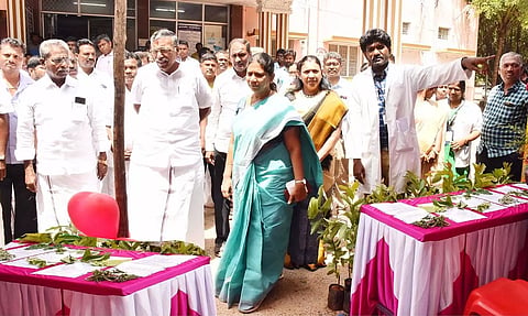 பாலக்கோடு அரசு மருத்துவமனையில் கருத்தரங்கில் பொதுமக்களின் பார்வைக்காக அமைக்கப்பட்டிருந்த சிறுதானிய கண்காட்சி அரங்குகளை கலெக்டர் சாந்தி பார்வையிட்டார். 
