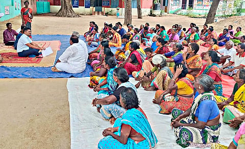 மஞ்சக்கொல்லை ஊராட்சியில் கலெக்டர் விஷ்ணுசந்திரன் பொதுமக்களை சந்தித்து குறைகளை கேட்டறிந்தார். 
