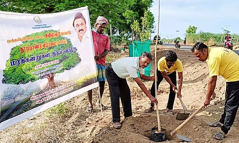 கமுதி நெடுஞ்சாலையில் மரக்கன்று நடும் விழா