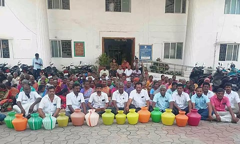  முற்றுகையிட்டு போராட்டம் நடத்திய காட்சி.