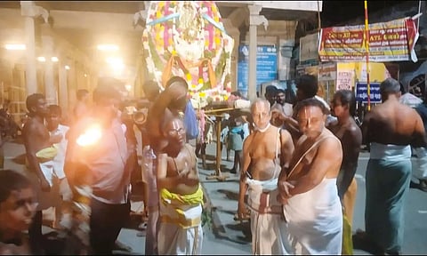கருடசேவை நடந்ததை படத்தில் காணலாம்.
