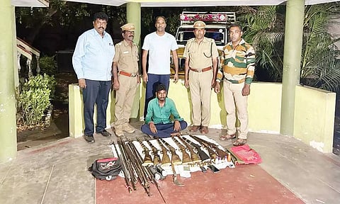 கணியம்பாடி அருகே காரில் வந்த கும்பலிடம் 9 நாட்டு துப்பாக்கி பறிமுதல்- ஒருவர் கைது