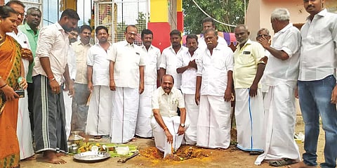 திட்டக்குளம் ஊராட்சியில் பேவர் பிளாக் சாலை அமைக்கும் பணியை கடம்பூர் ராஜு
எம்.எல்.ஏ. அடிக்கல் நாட்டி தொடங்கி வைத்த காட்சி.