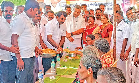 அன்னதானத்தை வி.எஸ்.ஆர். ஜெகதீஸ் தொடங்கி வைத்த காட்சி.