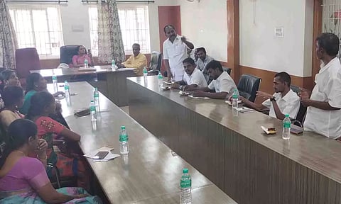  கூட்டம் நடைபெற்ற காட்சி. 