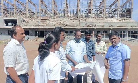 திறந்த வெளி விளையாட்டு அரங்கம்-ரெயில்வே மேம்பால பணிகளை கலெக்டர் ஆய்வு செய்தபோது எடுத்தபடம். 