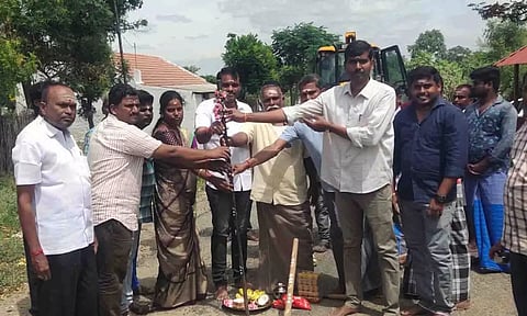 சாலை சீரமைப்பு பணிகள் தொடக்கவிழா நடைபெற்ற காட்சி. 