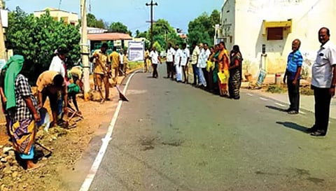 பொத்தனூர் பேரூராட்சியில் நகரங்களின் தூய்மைக்கான மக்கள் இயக்கம் சார்பில் வெள்ளாளர் தெரு பகுதியில் தூய்மை பணிமுகாம் நடைபெற்ற போது எடுத்த படம்.