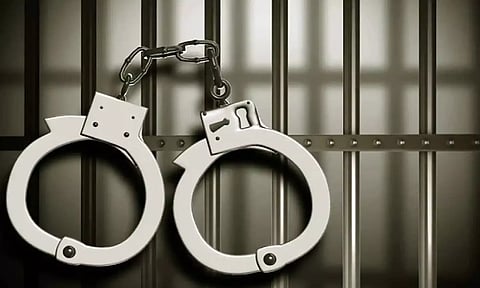 பணம் வைத்து சூதாடிய 8 பேர் கும்பல் கைது