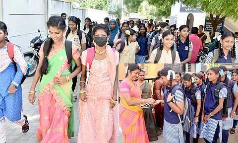 உற்சாகமாக பள்ளிக்கு வந்த மாணவ-மாணவிகள்