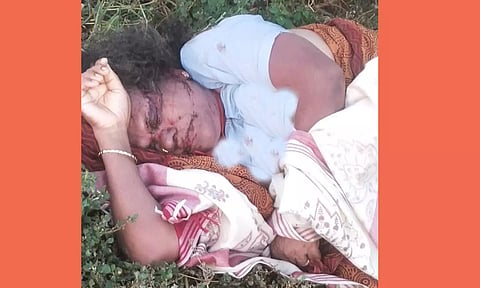 பிணமாக கிடக்கும் மூதாட்டி.