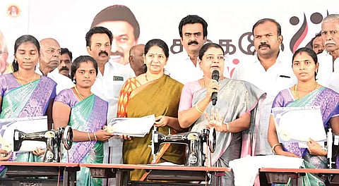 விழாவில் பெண்களுக்கு தையல் எந்திரத்துடன், சான்றிதழ்களை கனிமொழி எம்.பி. வழங்கிய போது எடுத்தபடம். அருகில் அமைச்சர் கீதாஜீவன்,மேயர் ஜெகன்பெரியசாமி மற்றும் பலர் உள்ளனர்.