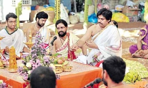 நடிகர் பவன் கல்யாண் யாகம் செய்த காட்சி