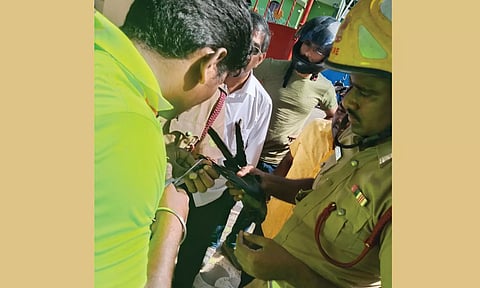 காகத்தின் காலில் சிக்கிய நைலான் கயிற்றை தீயணைப்பு வீரர்கள் அகற்றினர்