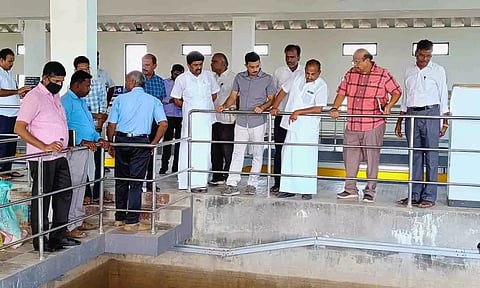 மேயர் தினேஷ்குமார் ஆய்வு மேற்கொண்ட காட்சி.