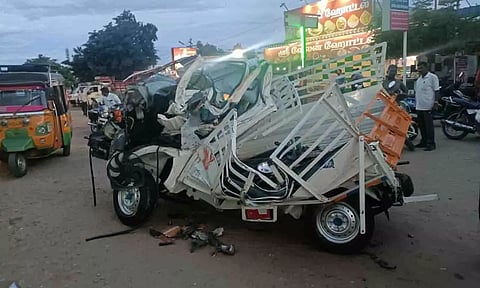  விபத்தில் வாகனங்கள் சேதம் ஆகிய காட்சி.