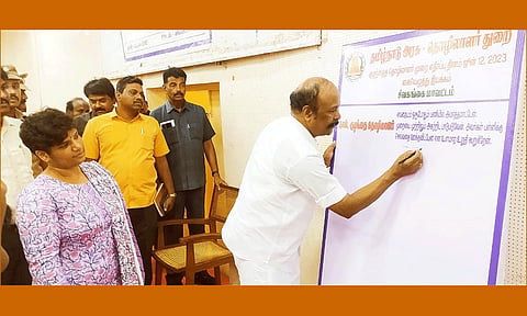 குழந்தை தொழிலாளர் முறை எதிர்ப்பு கையெழுத்து இயக்கத்தை அமைச்சர் பெரியகருப்பன் தொடங்கி வைத்தார். அருகில் கலெக்டர் ஆஷா அஜித் உள்ளார். 